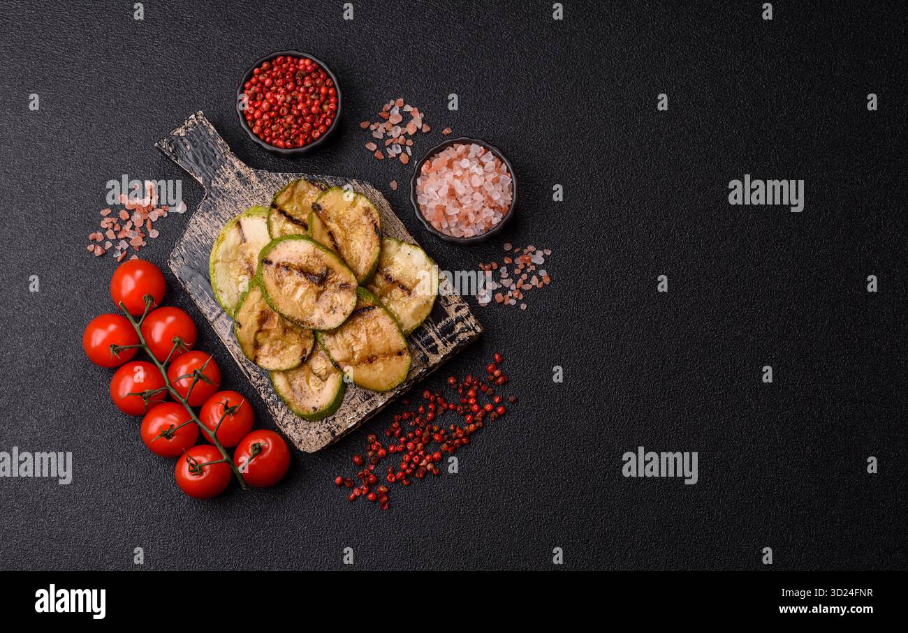 Gegrillte grüne Zucchini-Scheiben, vegetarische Gerichte. Grüner Barbecue Zucchini Stockfoto