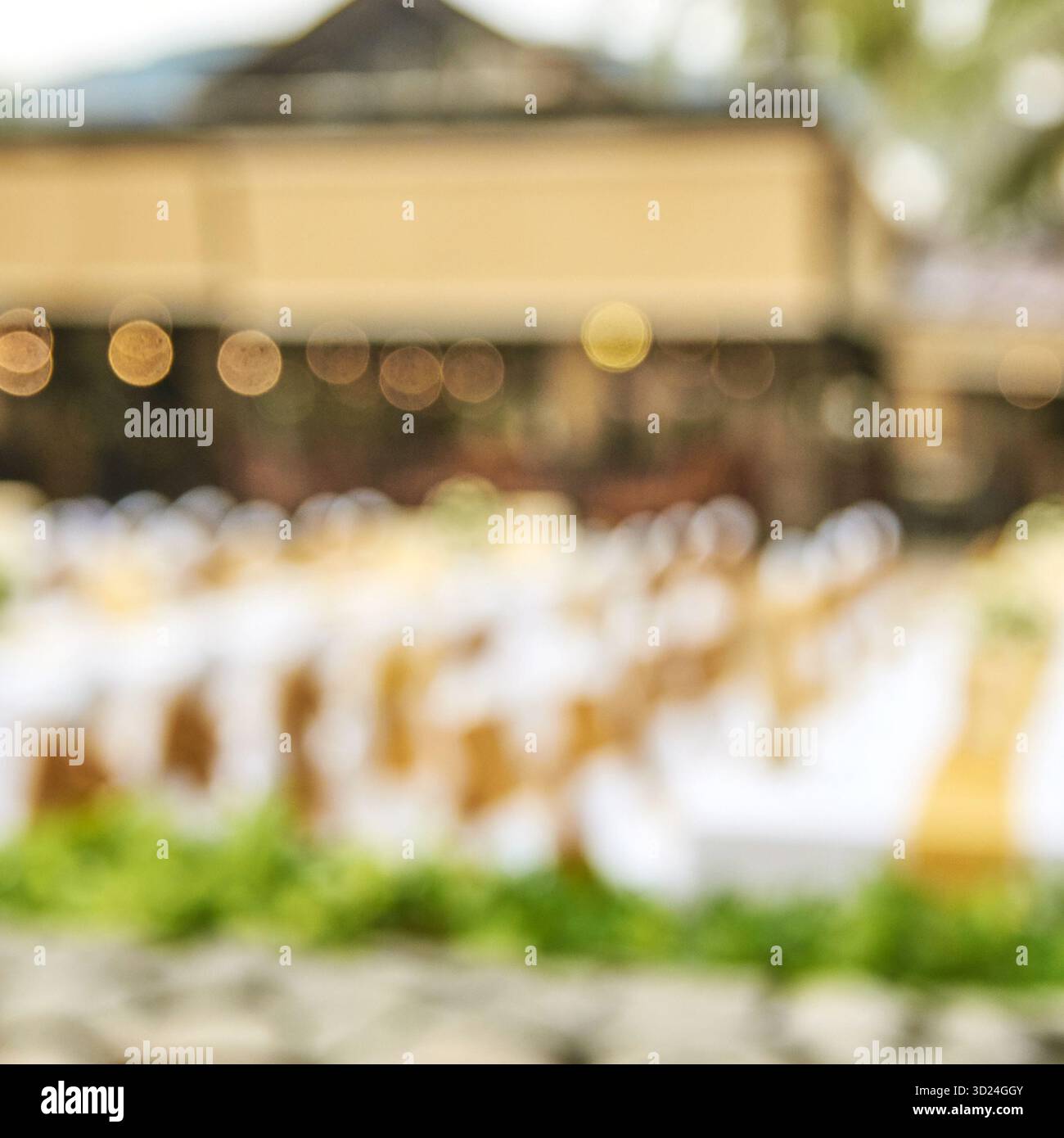 Hochzeitsort im Freien mit verschwommener Dekoration und Ambiente-Beleuchtung Stockfoto
