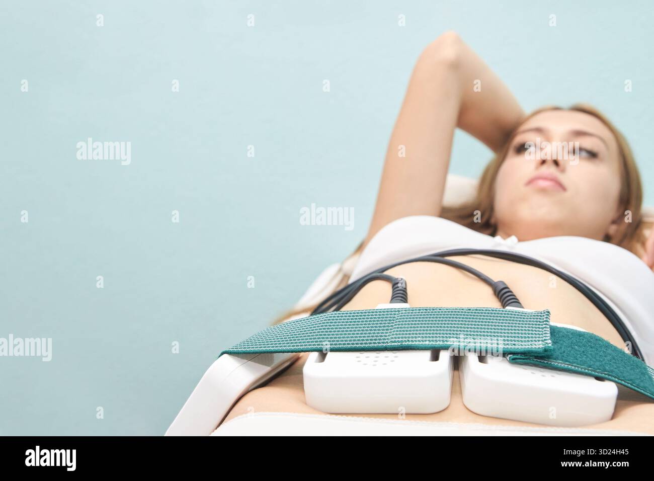 Junge kaukasische Frau im nichtinvasiven Körperbildhauungsverfahren Stockfoto