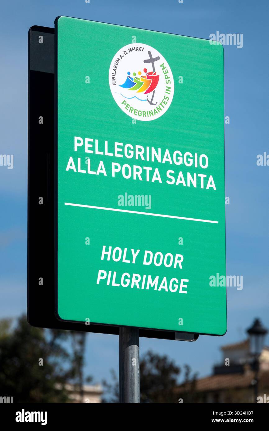 Wegweiser in der Via della Conciliazione, Rom, Italien, markiert den Pilgerweg der Heiligen Tür zum Jubiläum 2025. Stockfoto