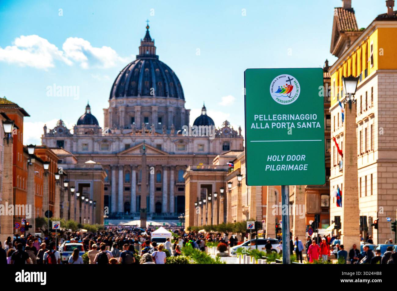 Wegweiser in der Via della Conciliazione, Rom, Italien, markiert den Pilgerweg der Heiligen Tür zum Jubiläum 2025. Stockfoto