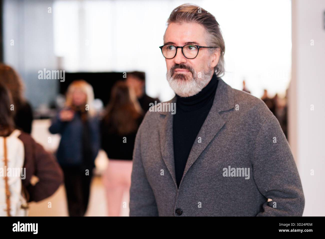 Berlin, Deutschland. 30. Oktober 2025. Olafur Eliasson, Künstler und Initiator des „Festival of Future NOWS 2025“, ist in der Ausstellung. Das „Festival der Zukunft NOWS“ wird in der Neuen Nationalgalerie präsentiert. Sie zeigt künstlerische Begegnungen, Experimente und Visionen. Quelle: Carsten Koall/dpa/Alamy Live News Stockfoto