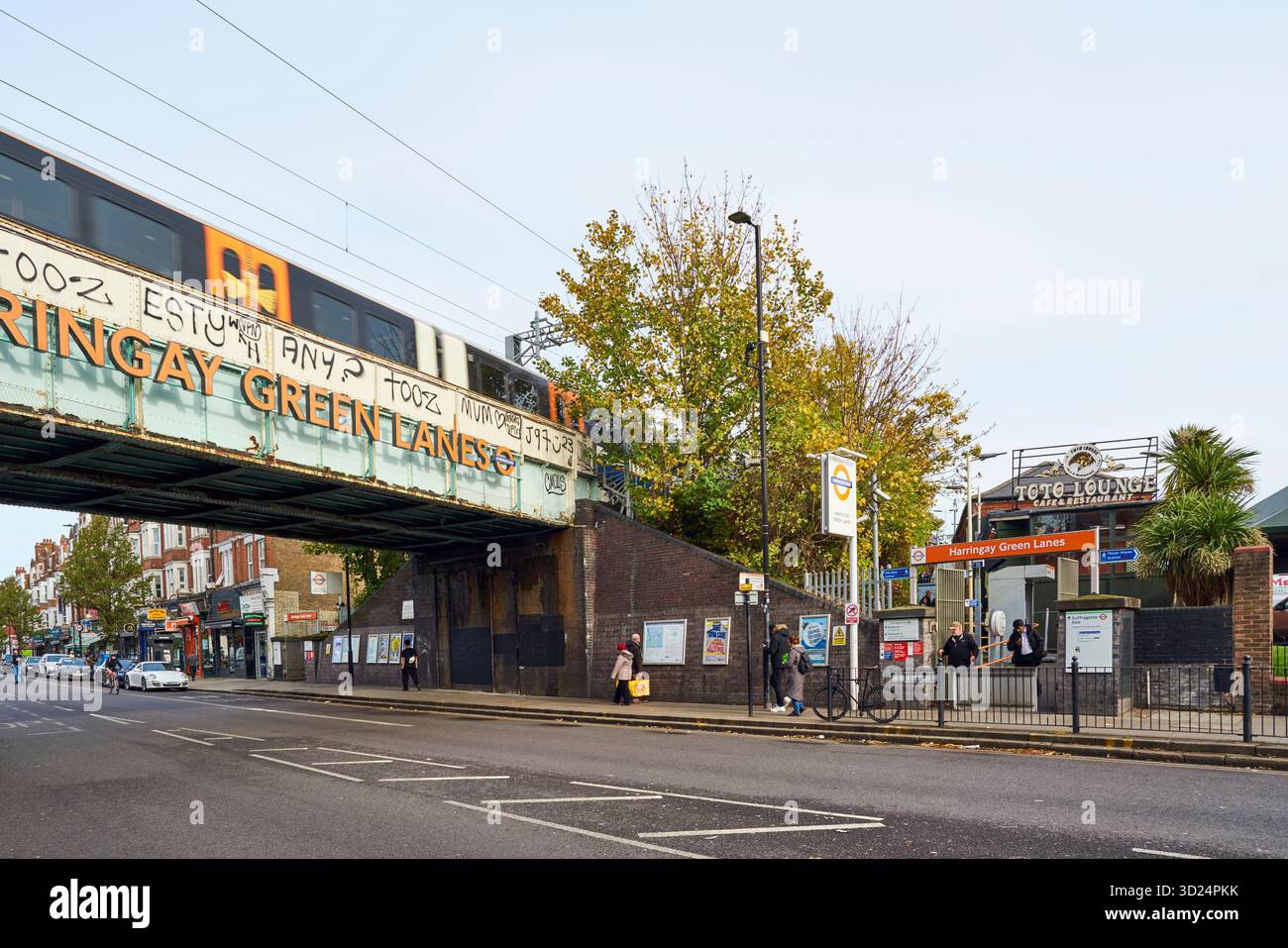 Harringay Green Lanes Eisenbahnbrücke und überirdischer Bahnhof, North London, Großbritannien Stockfoto