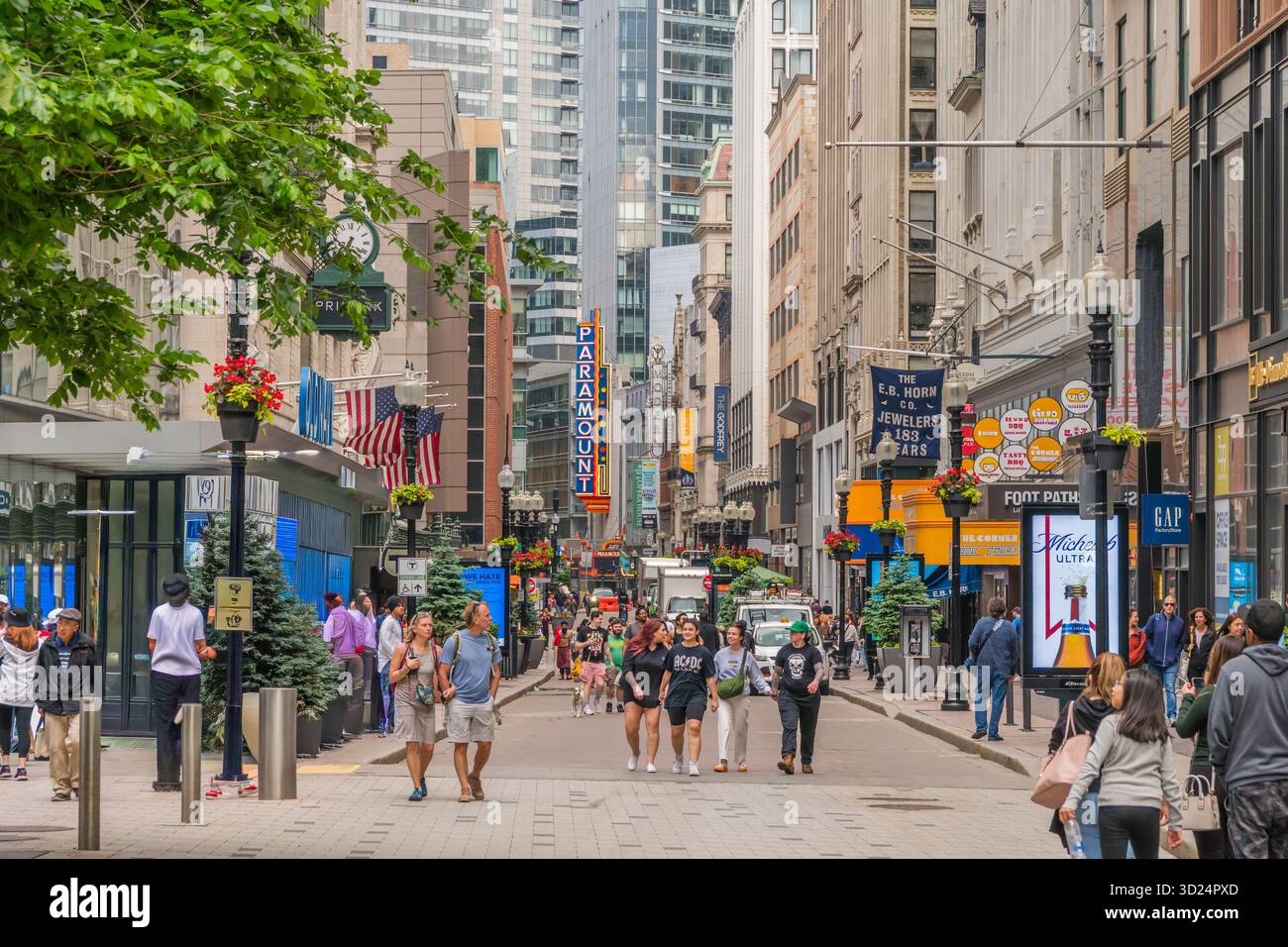 Boston, MA, USA-10. Juni 2023: Shopper spazieren durch die belebte Fußgängerzone der Washington Street, bekannt als Downtown Crossing. Stockfoto
