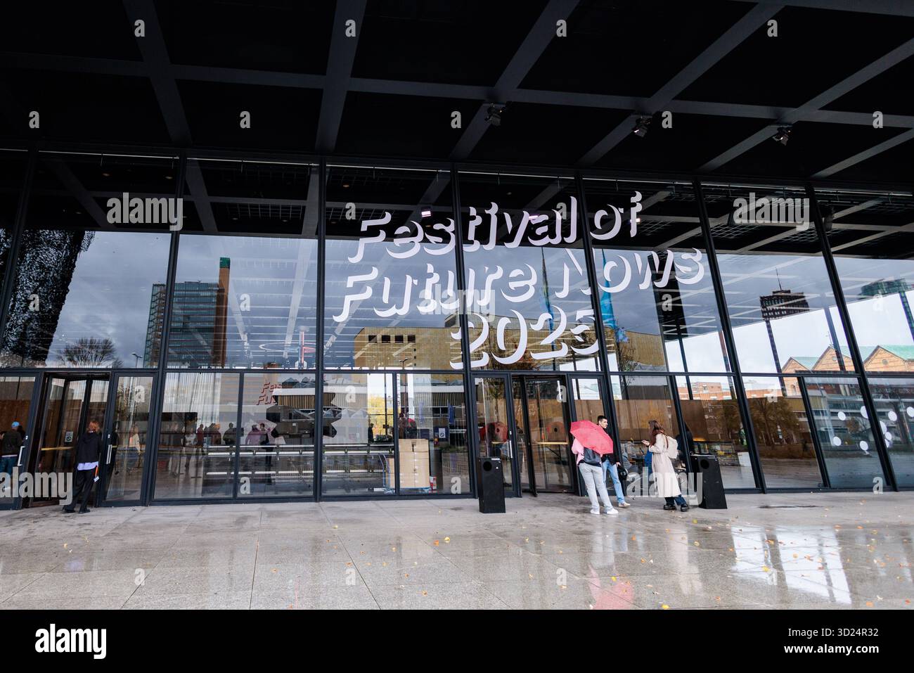 Berlin, Deutschland. 30. Oktober 2025. Man läuft zum Eingang der Neuen Nationalgalerie, wo die Ausstellung „Festival of Future NOWS 2025“ gezeigt wird. Künstlerische Begegnungen, Experimente und Visionen sind dort zu sehen. Quelle: Carsten Koall/dpa/Alamy Live News Stockfoto