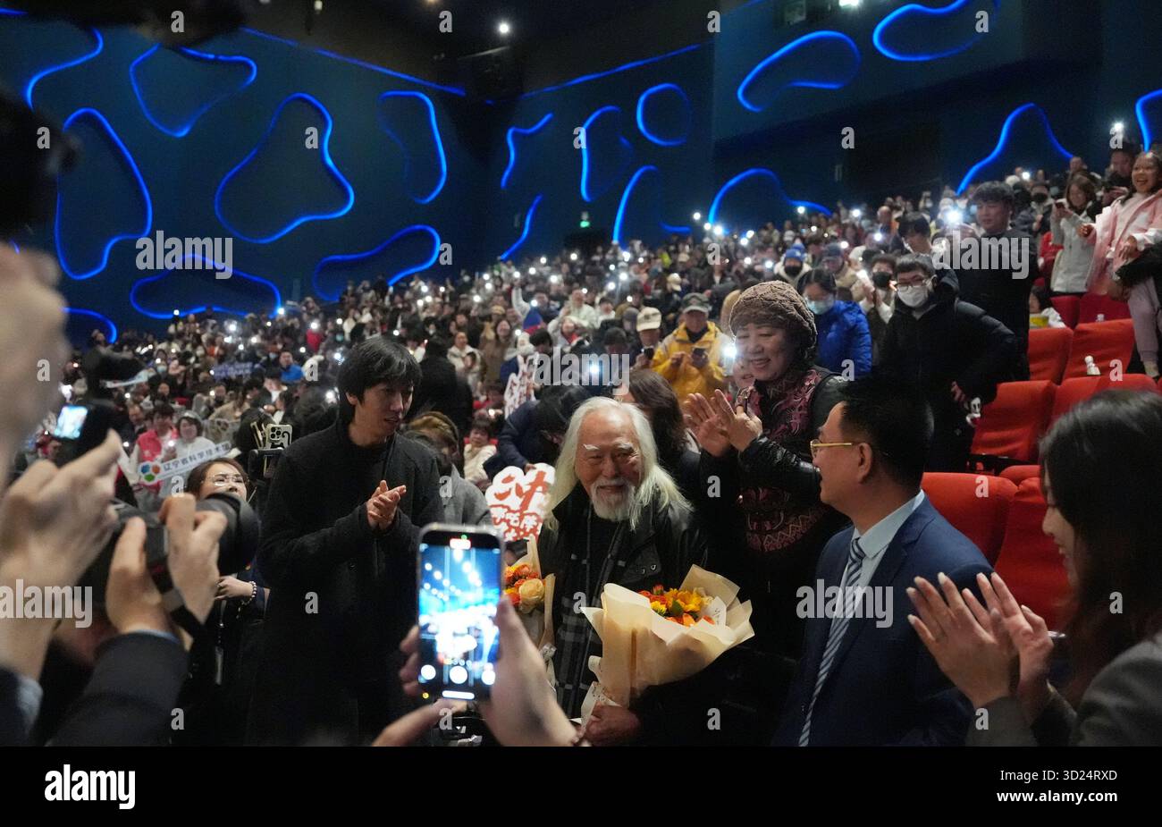 Shenyang, Chinas Provinz Liaoning. März 2025. Schauspieler Wang Deshun (C) interagiert mit dem Publikum in einem Kino in Shenyang, nordöstlich Chinas Provinz Liaoning, 19. März 2025. UM MIT 'Across China: Silberhaarige Influencer Winning Hearts of China's Gen Z' Credit: Li Gang/Xinhua/Alamy Live News Stockfoto