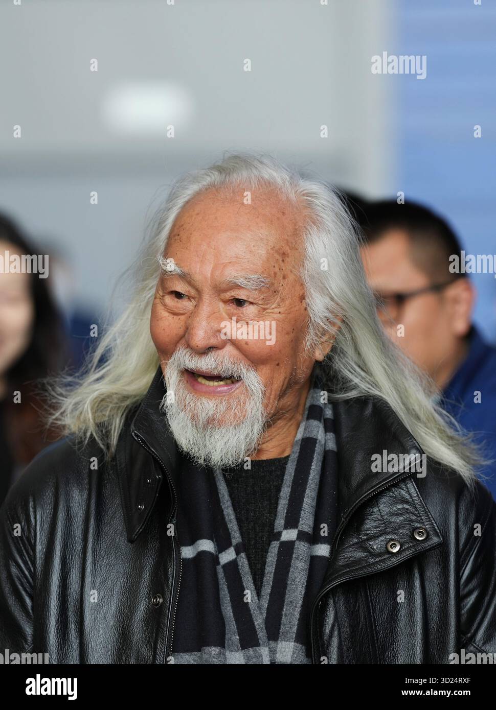 Shenyang, Chinas Provinz Liaoning. März 2025. Schauspieler Wang Deshun interagiert mit dem Publikum in einem Kino in Shenyang, nordöstlicher Provinz Liaoning, 19. März 2025. UM MIT 'Across China: Silberhaarige Influencer Winning Hearts of China's Gen Z' Credit: Li Gang/Xinhua/Alamy Live News Stockfoto