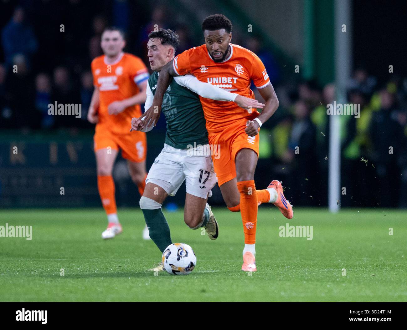 Edinburgh, Großbritannien. Oktober 2025. Schottische Premiership - Hibernian FC gegen Rangers FC. Hibs' Mittelfeldspieler Jamie McGrath und Rangers' Stürmer Youssef Chermiti treten um den Ball an, während Hibs in der ersten Phase um die schottische Premiership im Easter Road Stadium in Edinburgh, Schottland, gegen die Rangers antreten. UK. Quelle: Ian Jacobs/Alamy Live News Stockfoto