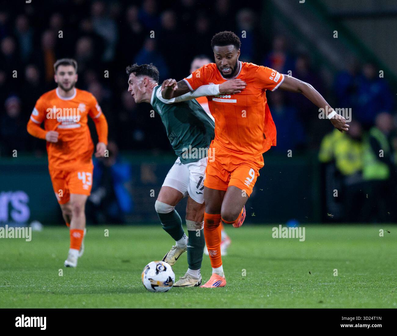Edinburgh, Großbritannien. Oktober 2025. Schottische Premiership - Hibernian FC gegen Rangers FC. Hibs' Mittelfeldspieler Jamie McGrath und Rangers' Stürmer Youssef Chermiti treten um den Ball an, während Hibs in der ersten Phase um die schottische Premiership im Easter Road Stadium in Edinburgh, Schottland, gegen die Rangers antreten. UK. Quelle: Ian Jacobs/Alamy Live News Stockfoto