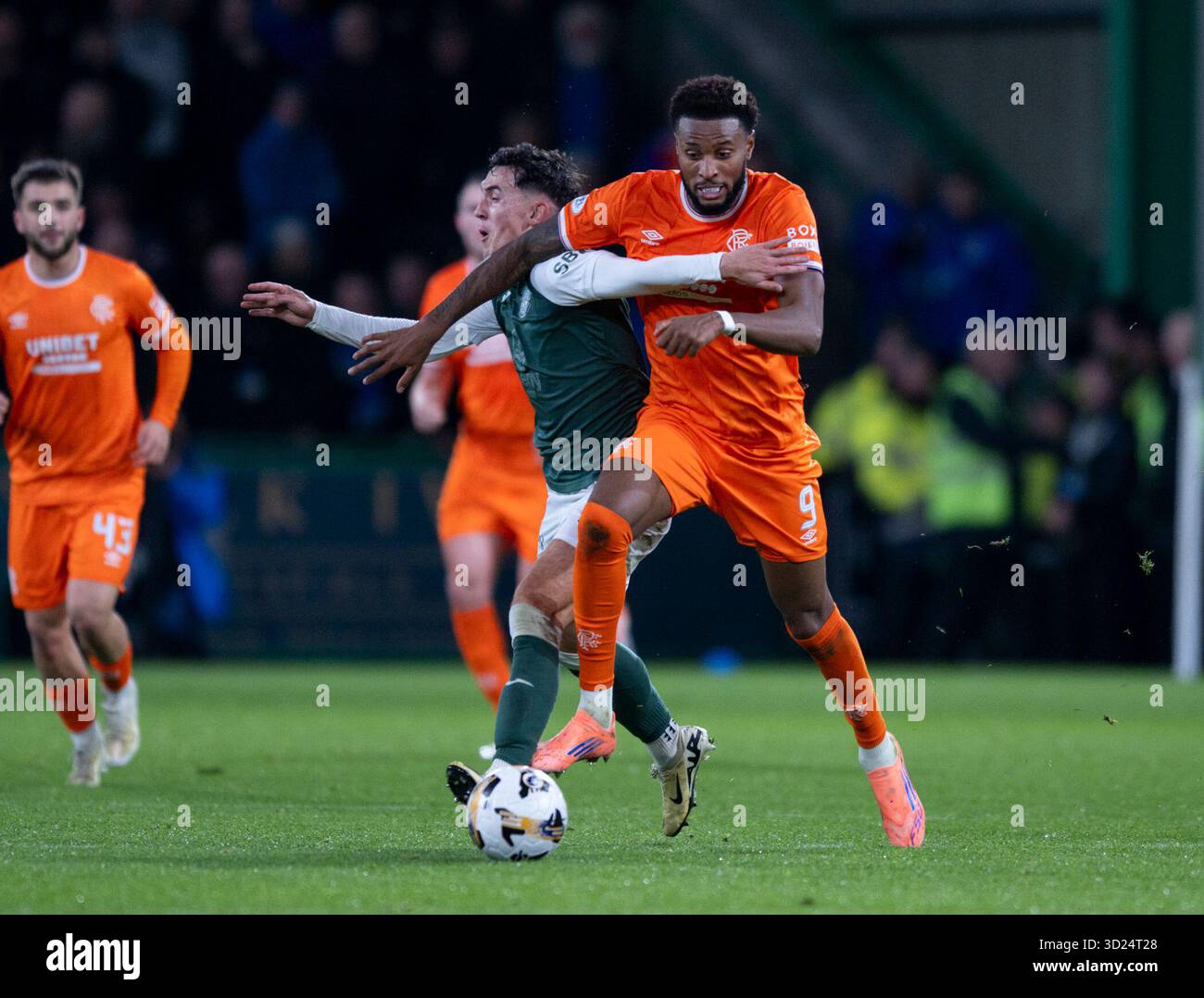 Edinburgh, Großbritannien. Oktober 2025. Schottische Premiership - Hibernian FC gegen Rangers FC. Hibs' Mittelfeldspieler Jamie McGrath und Rangers' Stürmer Youssef Chermiti treten um den Ball an, während Hibs in der ersten Phase um die schottische Premiership im Easter Road Stadium in Edinburgh, Schottland, gegen die Rangers antreten. UK. Quelle: Ian Jacobs/Alamy Live News Stockfoto