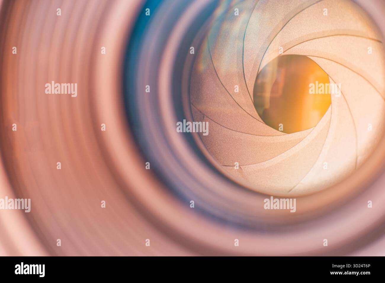 Kameraobjektiv Nahaufnahme sauberes Glas hochwertige Foto-Video-Ausrüstung Technologie abstrakter Hintergrund professionelles optisches Design Detail Stockfoto