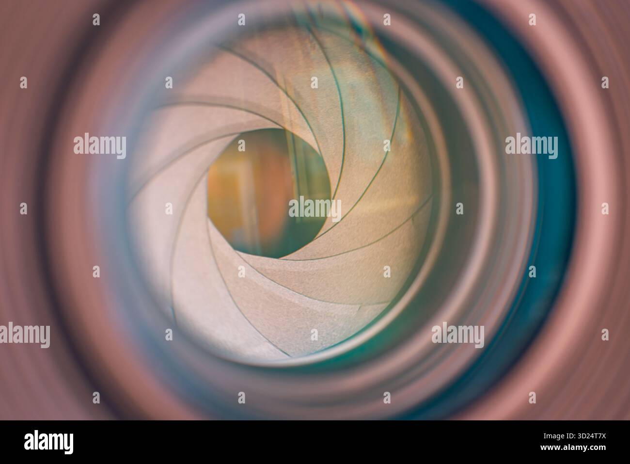 Kameraobjektiv Nahaufnahme sauberes Glas hochwertige Foto-Video-Ausrüstung Technologie abstrakter Hintergrund professionelles optisches Design Detail Stockfoto