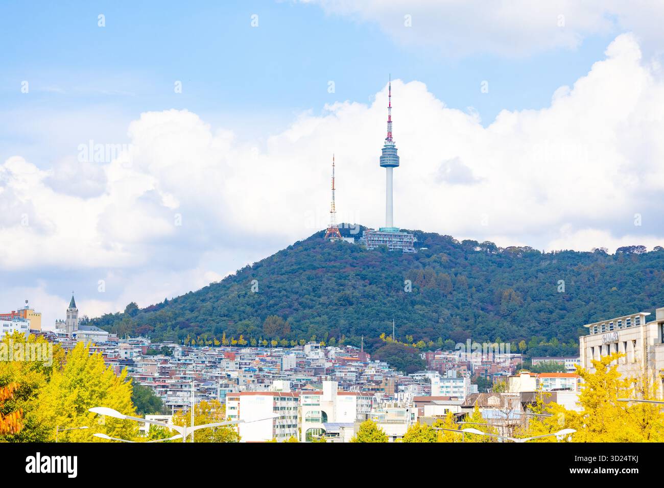 Editorial-Bild des Namsan Seoul Tower, der sich über einem Hügel erhebt, und Stadtgebäude in Seoul, Südkorea, aufgenommen am 25. Oktober 2025, mit Herbstkolo Stockfoto