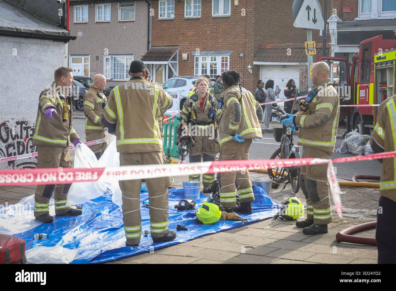 LONDON, Großbritannien - 30. Oktober 2025: Feuerwehrleute der Londoner Feuerwehr gehen in einem Fast-Food-Restaurant an der Sangley Road in Catford, South London, in Brand. Fünf Feuerwehrfahrzeuge und ein Kommandofahrzeug waren am Tatort. London Ambulance Service war ebenfalls anwesend, verließ aber kurz darauf, da keine Verletzungen gemeldet wurden. Die Brandursache ist noch nicht bekannt. Stockfoto