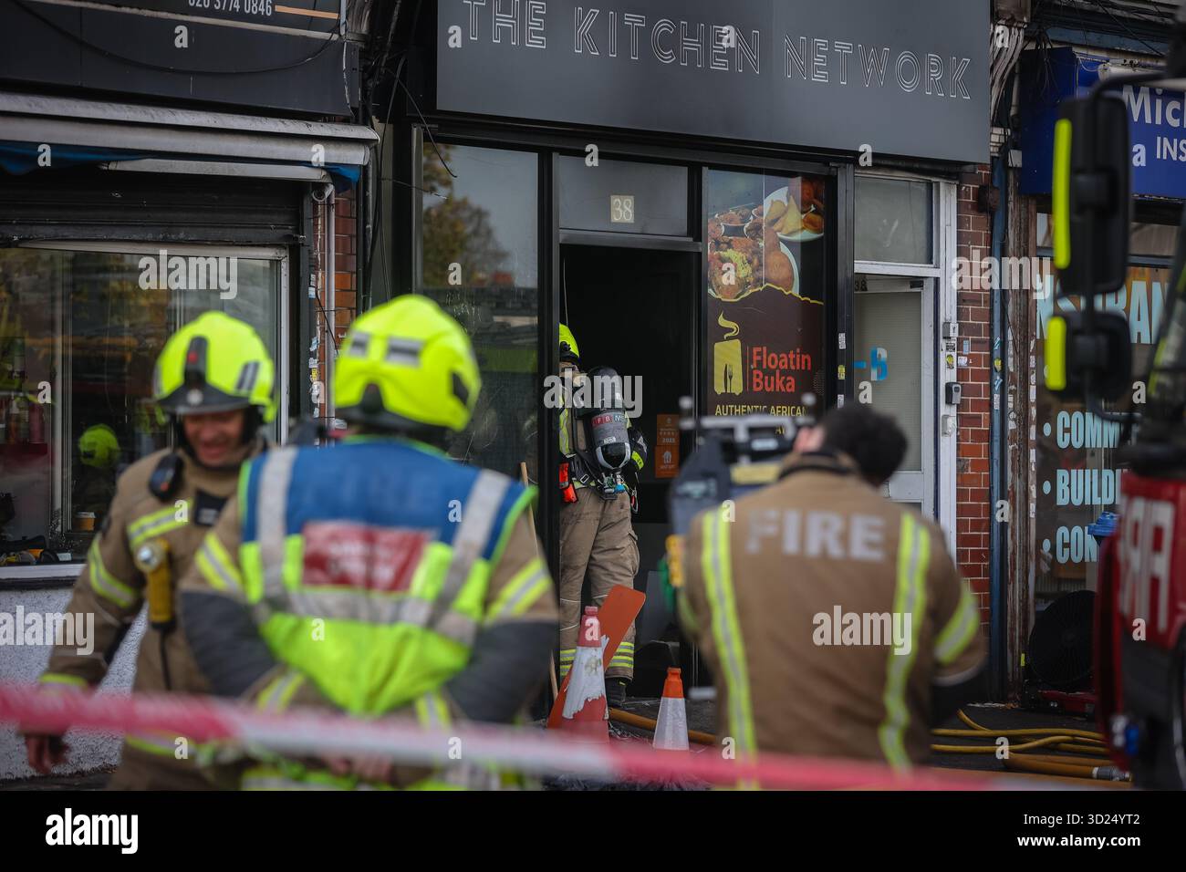LONDON, Großbritannien - 30. Oktober 2025: Feuerwehrleute der Londoner Feuerwehr gehen in einem Fast-Food-Restaurant an der Sangley Road in Catford, South London, in Brand. Fünf Feuerwehrfahrzeuge und ein Kommandofahrzeug waren am Tatort. London Ambulance Service war ebenfalls anwesend, verließ aber kurz darauf, da keine Verletzungen gemeldet wurden. Die Brandursache ist noch nicht bekannt. Stockfoto