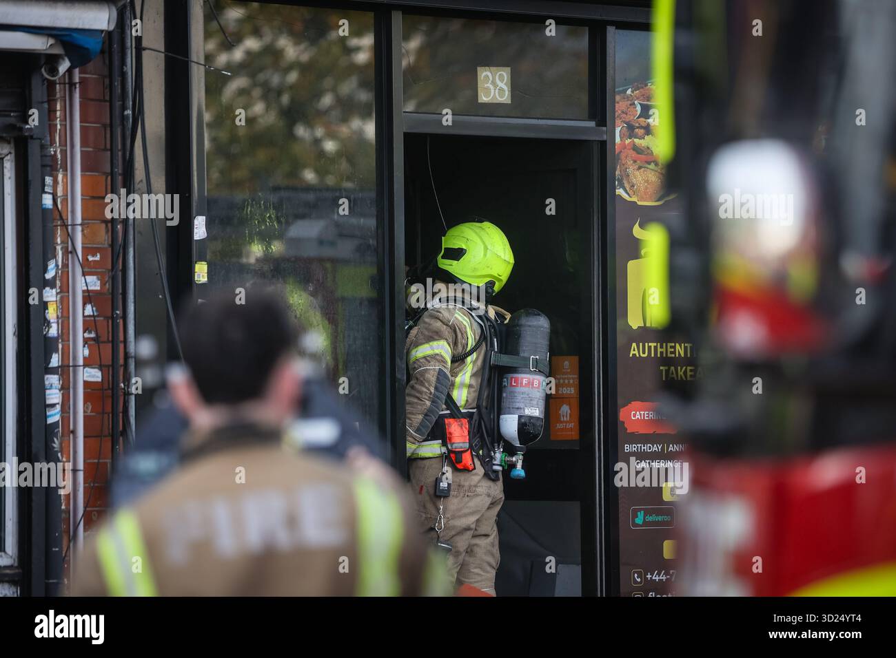 LONDON, Großbritannien - 30. Oktober 2025: Feuerwehrleute der Londoner Feuerwehr gehen in einem Fast-Food-Restaurant an der Sangley Road in Catford, South London, in Brand. Fünf Feuerwehrfahrzeuge und ein Kommandofahrzeug waren am Tatort. London Ambulance Service war ebenfalls anwesend, verließ aber kurz darauf, da keine Verletzungen gemeldet wurden. Die Brandursache ist noch nicht bekannt. Stockfoto