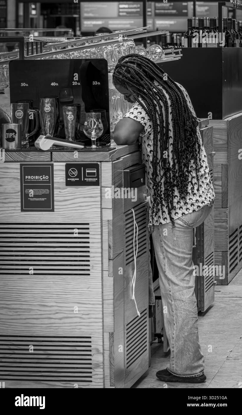 Schwarzweiß-Fotografie, Straßenkunst, Mitarbeiter auf dem Time-Out-Markt in der Altstadt von Lissabon, Portugal Stockfoto