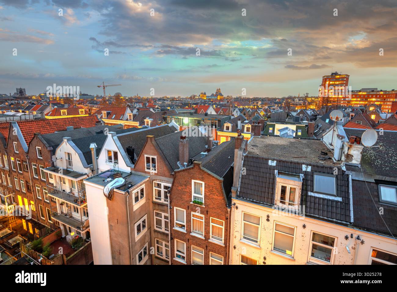 Amsterdam, Niederlande Blick auf das Stadtbild von de Pijp in der Abenddämmerung. Stockfoto