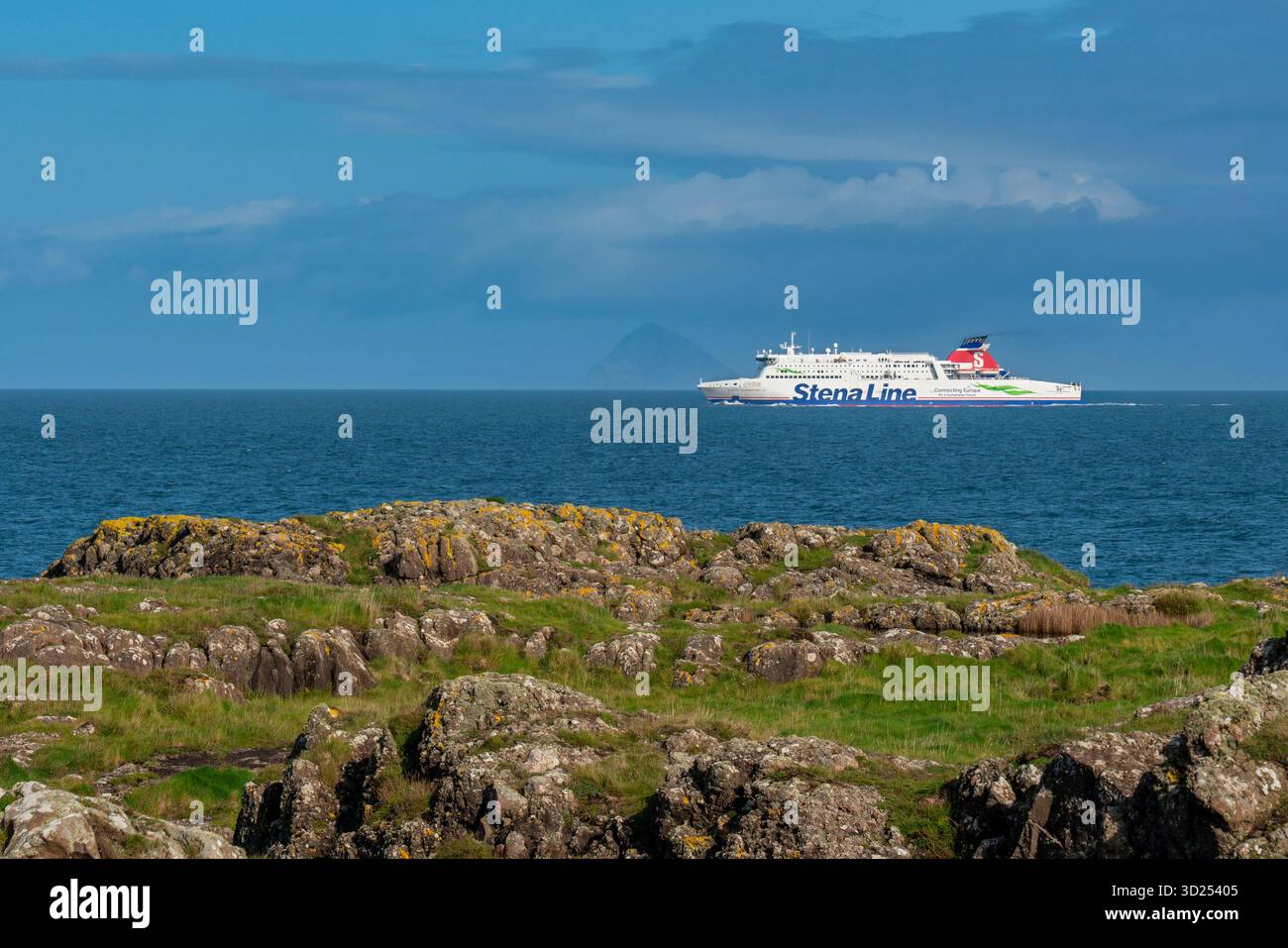 Stena Line Fähre auf See, die an den Rhins of Galloway vorbeifährt Stockfoto