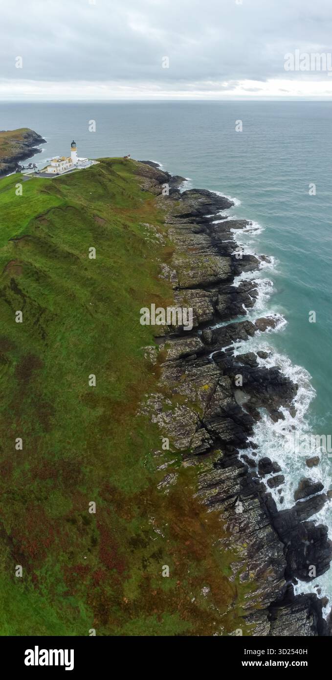 Vertikaler Panoramablick auf den Leuchtturm von Corsewall mit seiner zerklüfteten Küste Stockfoto