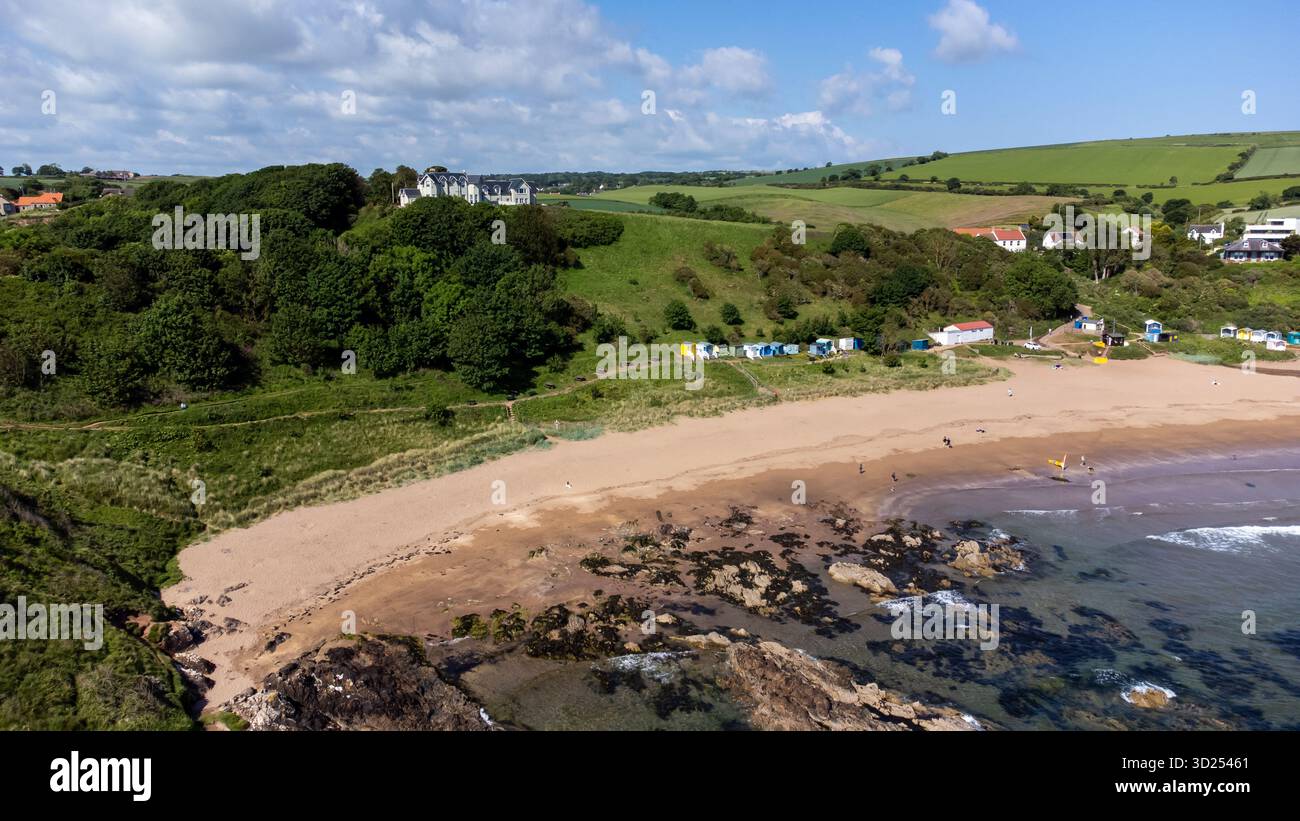 Aus der Vogelperspektive auf Coldingham Bay mit seiner breiten Sandküste an einem sonnigen Tag Stockfoto
