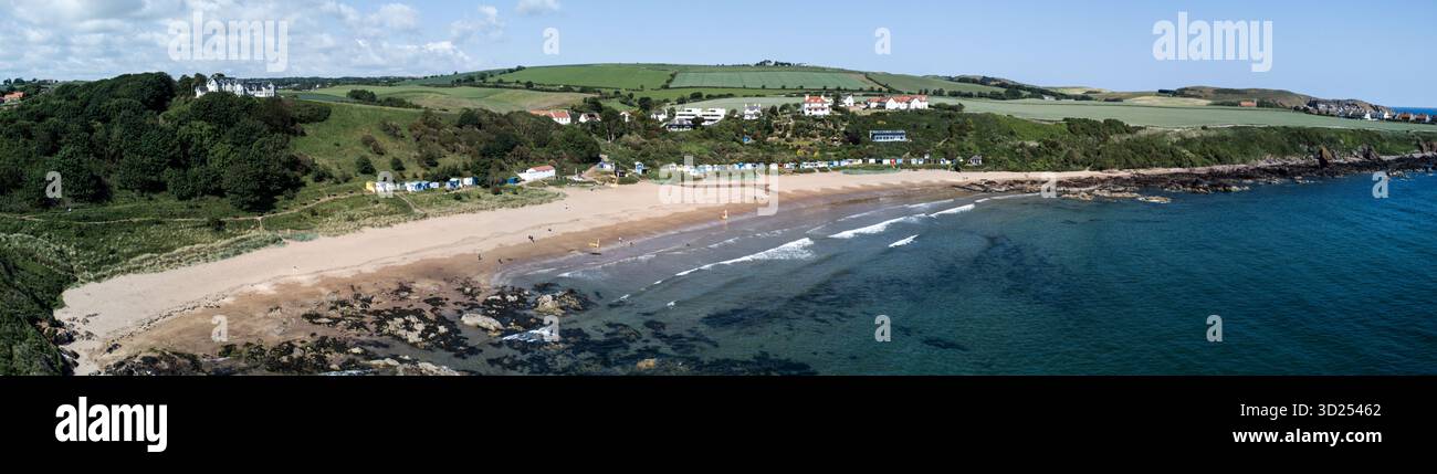 Panoramablick auf Coldingham Bay mit seiner breiten Sandküste an einem sonnigen Tag Stockfoto