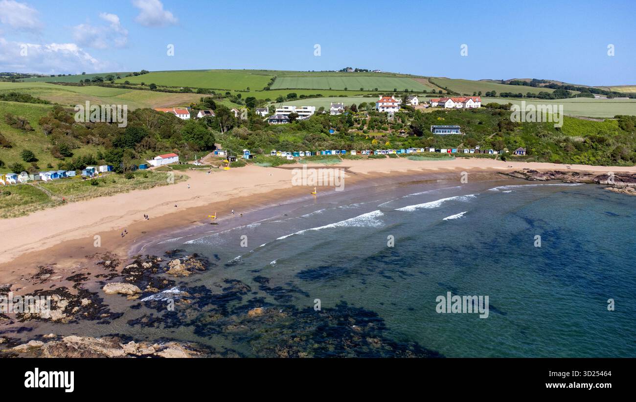 Aus der Vogelperspektive auf Coldingham Bay mit seiner breiten Sandküste an einem sonnigen Tag Stockfoto