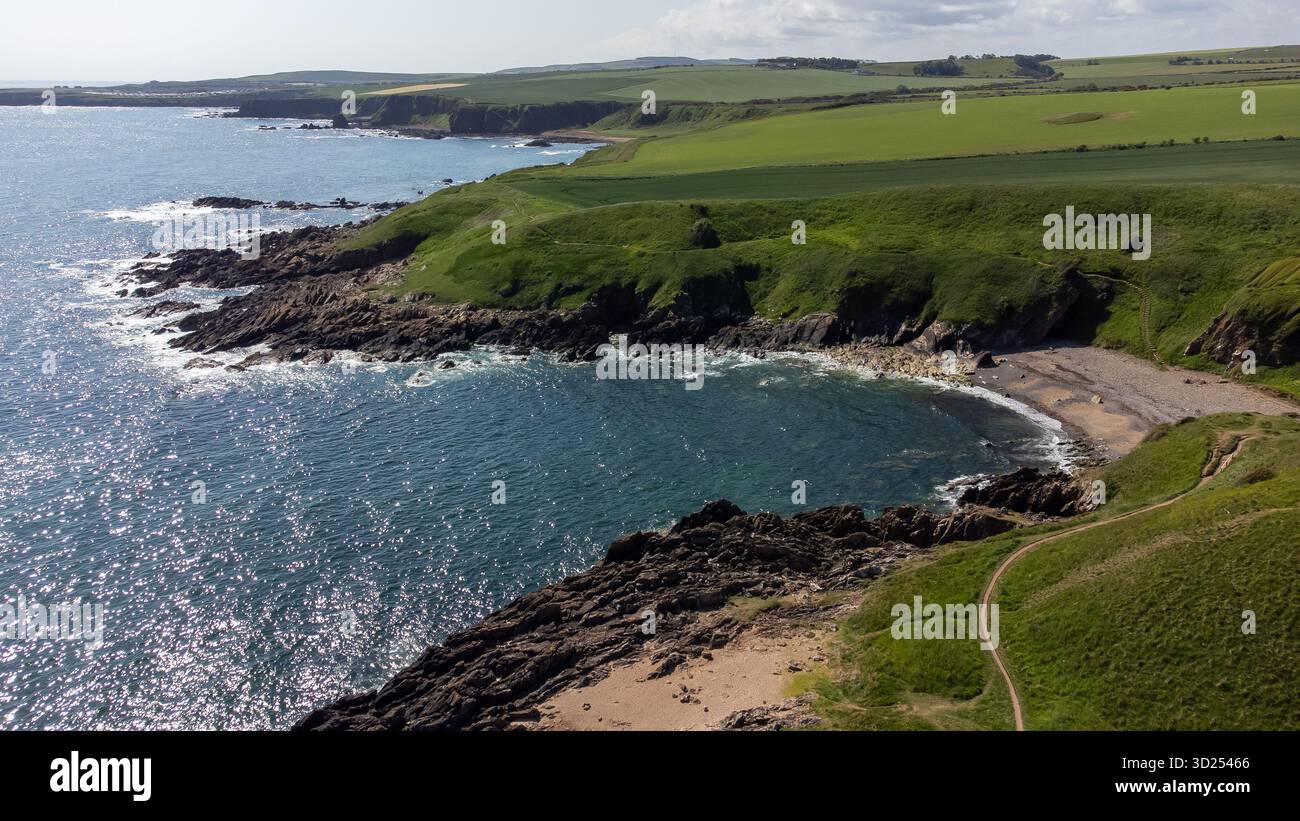Aus der Vogelperspektive auf eine kleine Bucht entlang einer felsigen Küste Stockfoto