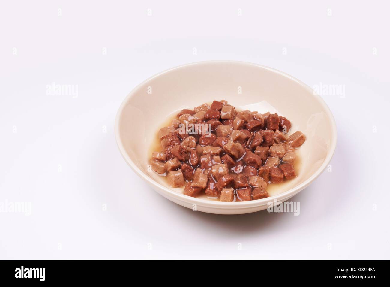 Feuchtes Katzenfutter mit Gelee in einer Keramikschale Stockfoto