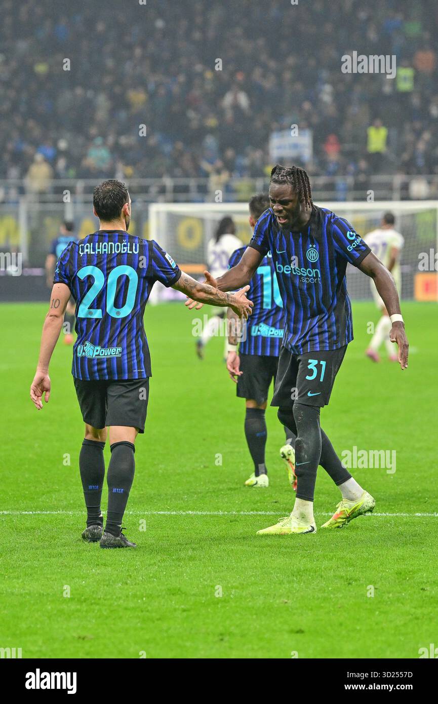 Mailand, Italien. Oktober 2025. Hakan Calhanoglu und Yann Bisseck von Inter feiern das Tor während des Spiels Inter - FC Internazionale gegen ACF Fiorentina, italienisches Fußballspiel der Serie A in Mailand, Italien, 29. Oktober 2025 Credit: Independent Photo Agency/Alamy Live News Stockfoto