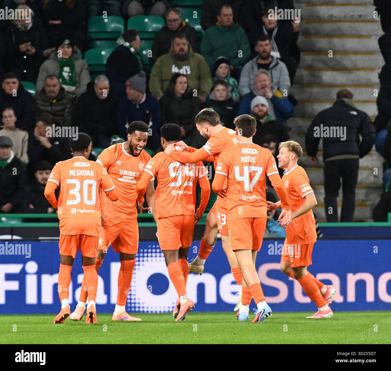 Easter Road Stadium.Edinburgh .Scotland.UK .29. Oktober 25 Schottische Premiership Spiel Hibernian vs. Rangers. Torschütze Danilo Pereira da Silva (99) feiert mit Youssef Chermiti. Quelle: eric mccowat/Alamy Live News Stockfoto