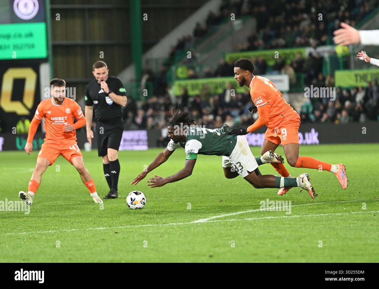 Easter Road Stadium.Edinburgh .Scotland.UK .29. Oktober 25 Schottische Premiership Spiel Hibernian vs. Rangers. Rangers Youssef Chermiti streift mit dem Hibernian Rocky Bushiri Credit: eric mccowat/Alamy Live News Stockfoto