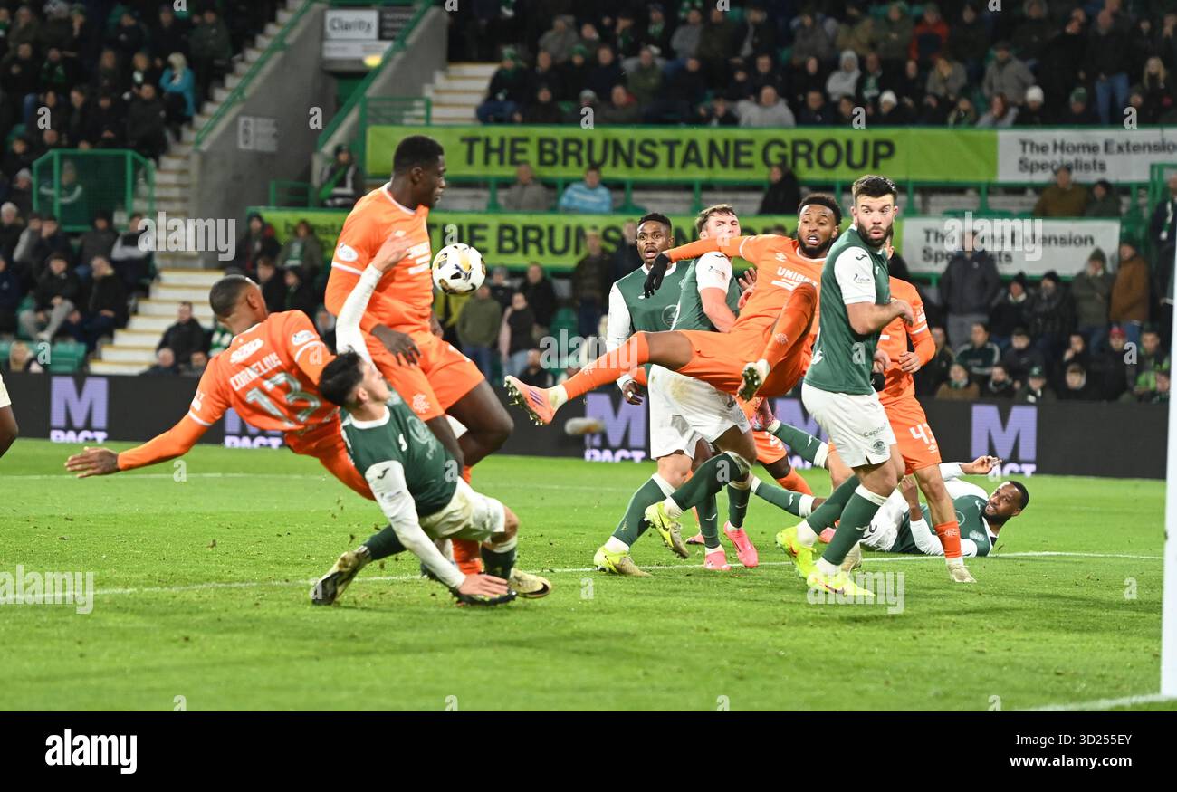 Easter Road Stadium.Edinburgh .Scotland.UK .29. Oktober 25 Schottische Premiership Spiel Hibernian vs. Rangers. Rangers Youssef Chermiti löst Panik in der Hibernischen Verteidigung aus. Quelle: eric mccowat/Alamy Live News Stockfoto