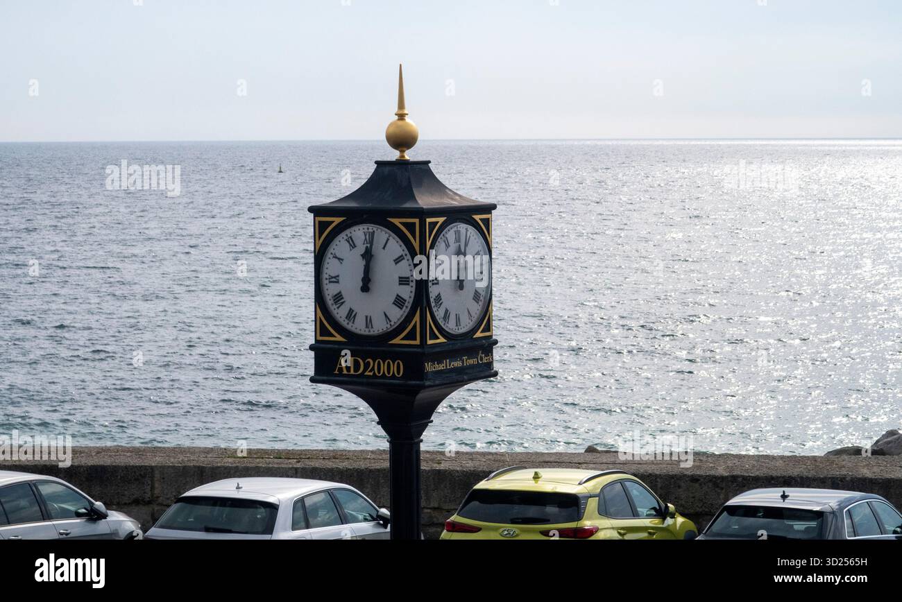 Die Michael Lewis Town Clerk Uhr am Meer in Lyme Regis, Dorset, Großbritannien Stockfoto