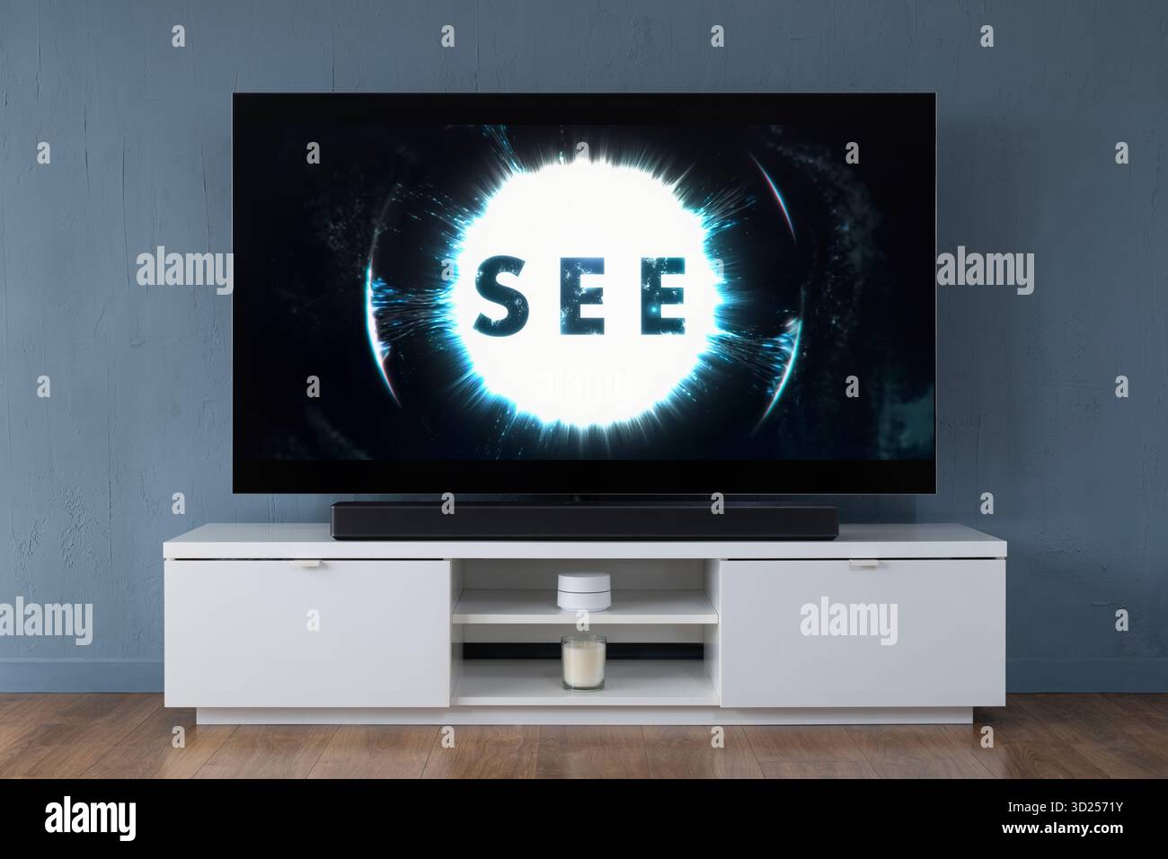 Ein Breitbild-OLED-Fernseher, der die Intro-Szene zur TV-Serie See in einem modernen Wohnzimmer zeigt. Stockfoto
