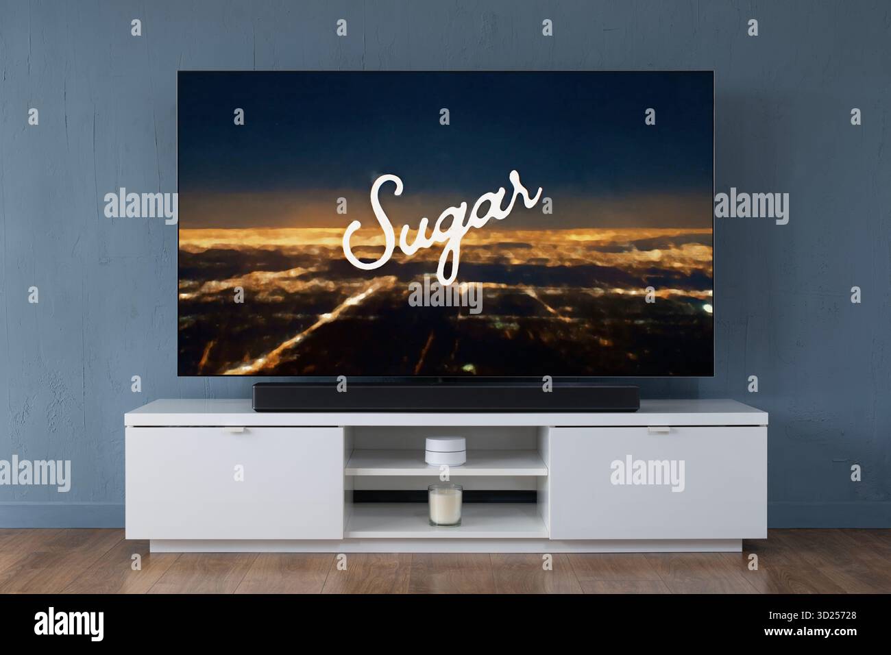 Ein Breitbild-OLED-Fernseher, der die Intro-Szene zur TV-Serie Sugar in einem modernen Wohnzimmer zeigt. Stockfoto