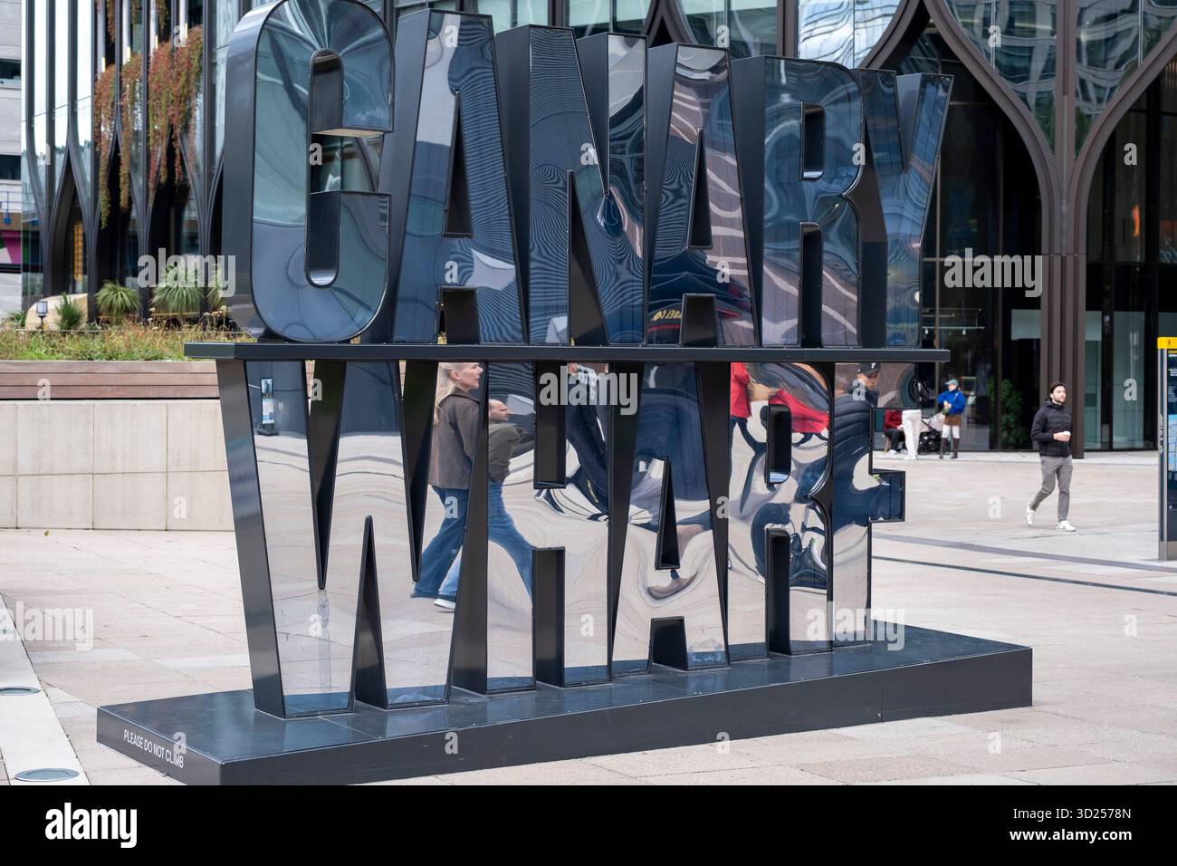 Das dimensionale Zeichen im Herzen des Finanzviertels Canary Wharf am 5. Oktober 2025 in London, Großbritannien. Canary Wharf ist ein Gebiet in der Nähe der Isle of Dogs im London Borough of Tower Hamlets und wird von der Greater London Authority als Teil des zentralen Geschäftsviertels von London definiert. Zusammen mit der City of London ist sie eines der wichtigsten Finanzzentren im Vereinigten Königreich und der Welt, mit vielen Hochhäusern. Stockfoto