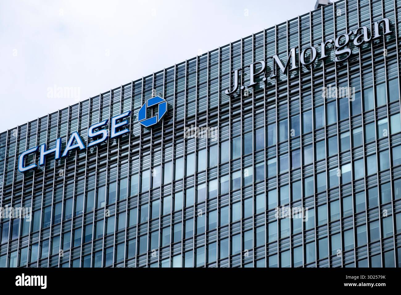 J.P. Morgan Chase Büros im Finanzdistrikt Canary Wharf am 5. Oktober 2025 in London, Großbritannien. Canary Wharf ist ein Gebiet in der Nähe der Isle of Dogs im London Borough of Tower Hamlets und wird von der Greater London Authority als Teil des zentralen Geschäftsviertels von London definiert. JPMorgan Chase & Co. Ist ein US-amerikanisches multinationales Finanzunternehmen mit Hauptsitz in New York City und die größte der Big Four Banks in Amerika. JPMorgan Chase entstand aus der Fusion der beiden New York City Banken J.P. Morgan & Co. Und der Chase Manhattan Company. Stockfoto