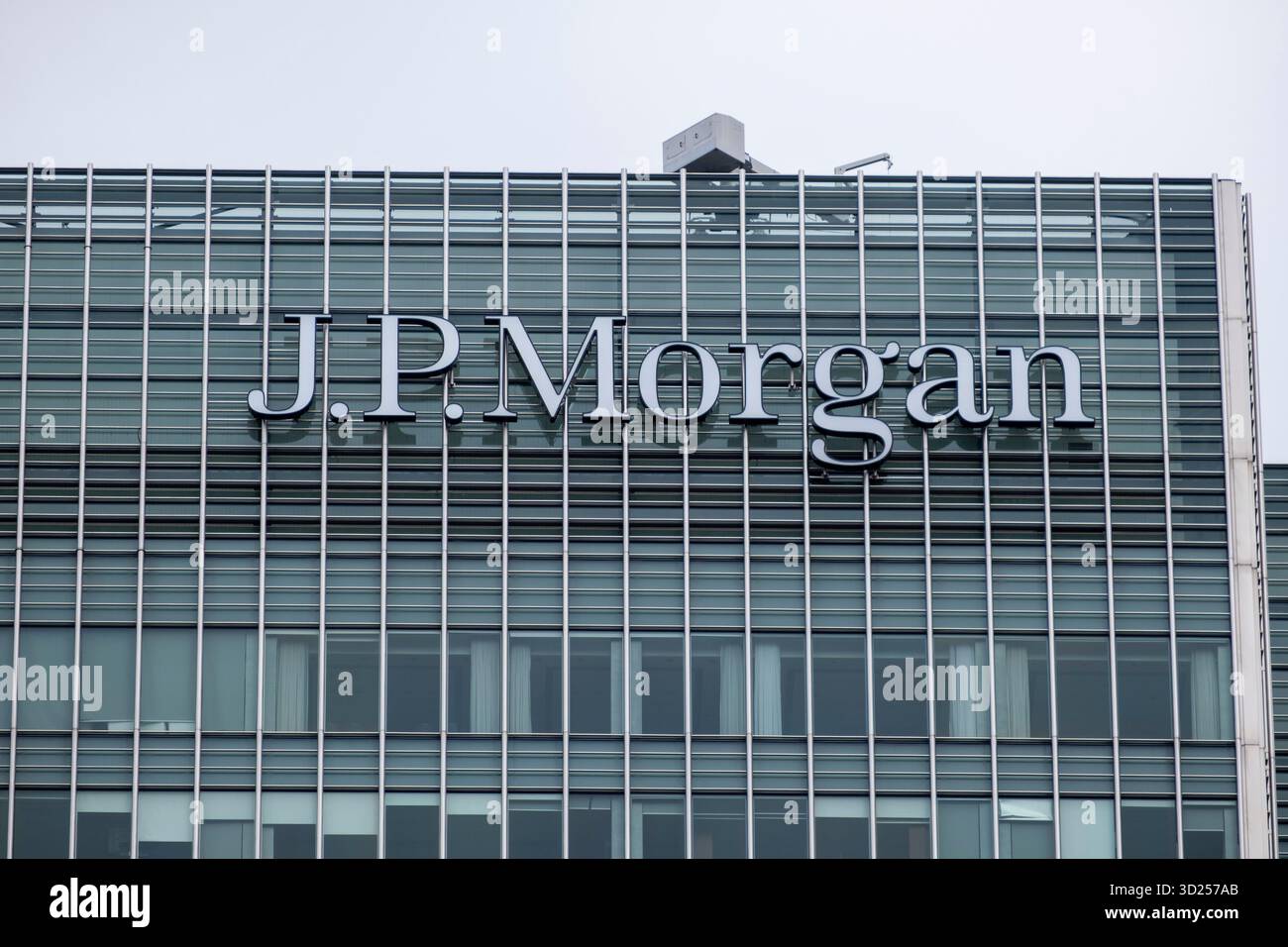 Das Hauptquartier von J.P. Morgan im Finanzdistrikt Canary Wharf am 5. Oktober 2025 in London, Großbritannien. Canary Wharf ist ein Gebiet in der Nähe der Isle of Dogs im London Borough of Tower Hamlets und wird von der Greater London Authority als Teil des zentralen Geschäftsviertels von London definiert. JPMorgan Chase & Co. Ist ein US-amerikanisches multinationales Finanzunternehmen mit Hauptsitz in New York City und die größte der Big Four Banks in Amerika. JPMorgan Chase entstand aus der Fusion der beiden New York City Banken J.P. Morgan & Co. Und der Chase Manhattan Company. Stockfoto