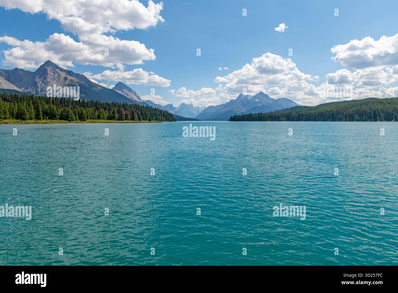 Maligne Lake im Sommer, Jasper Nationalpark, Alberta, Kanada. Stockfoto