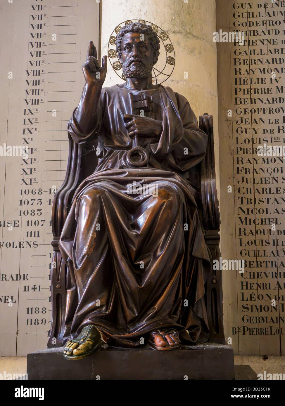 Kathedrale Saint-Pierre de Saintes, die Statue des Heiligen Peter. Stockfoto