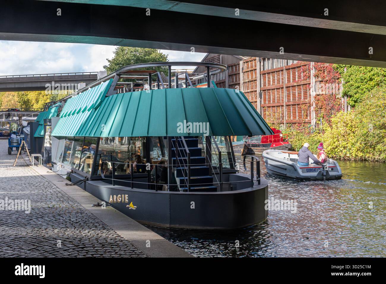 Blick auf Boote auf dem Grand Union Canal, Paddington Arm in der Nähe des Paddington Basin, London, England, Großbritannien Stockfoto