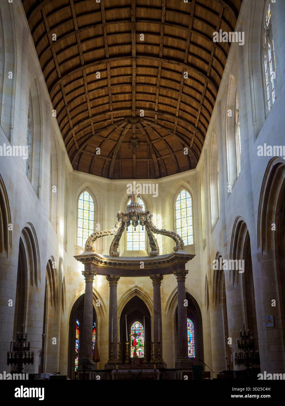 Kathedrale Saint-Pierre de Saintes, Altar und Gewölberahmen. Stockfoto