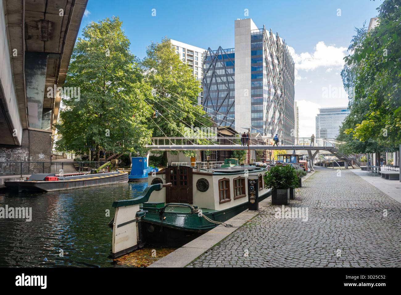 Blick auf Boote auf dem Grand Union Canal, Paddington Arm in der Nähe des Paddington Basin, London, England, Großbritannien Stockfoto