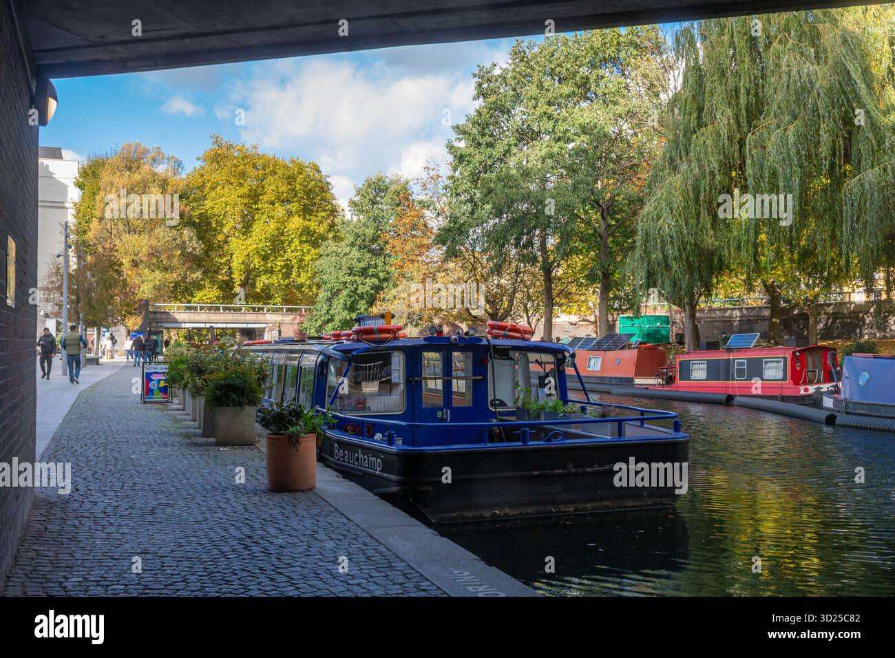 Blick auf Boote auf dem Grand Union Canal, Paddington Arm in der Nähe des Paddington Basin, London, England, Großbritannien, im Herbst Stockfoto