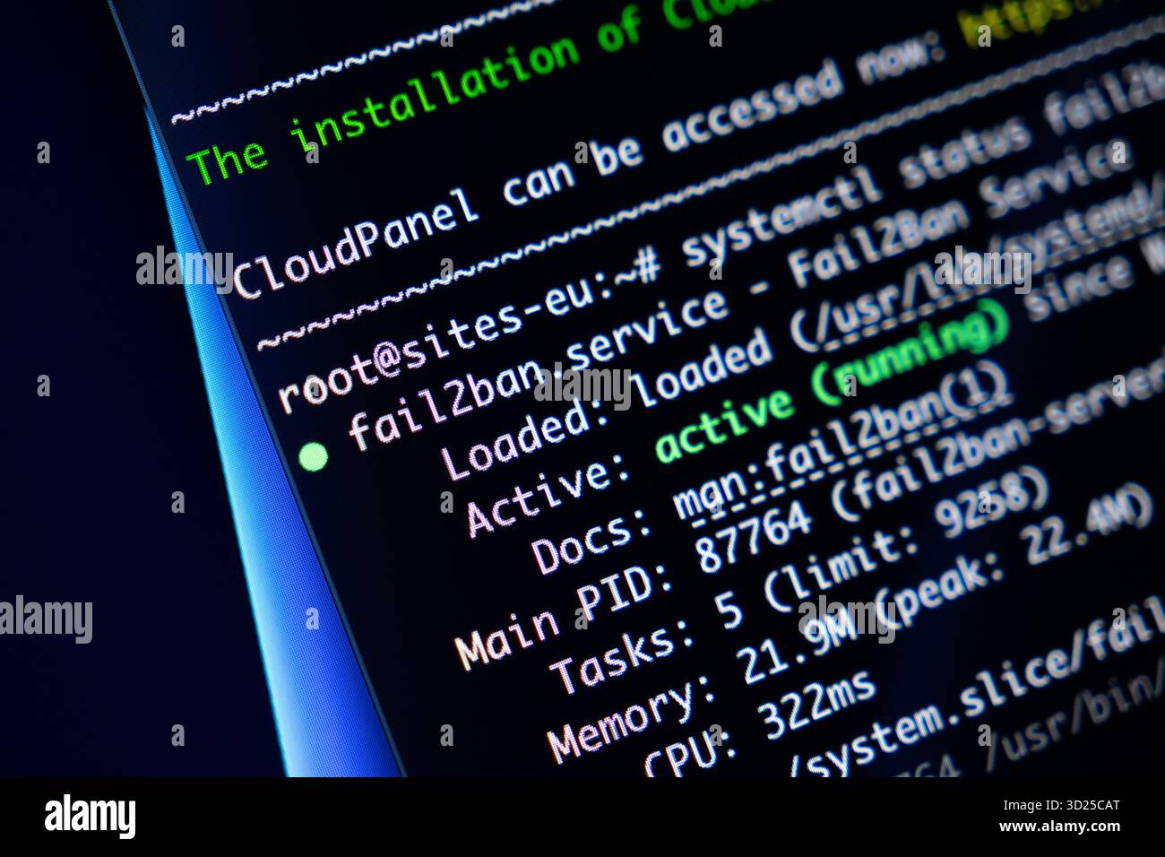 Poznan, Polen – 24. September 2025: Nahaufnahme des Programmiercodes auf einem Bildschirm, der den aktiven Status von fail2ban.service und die Installation von CloudPanel beschreibt Stockfoto