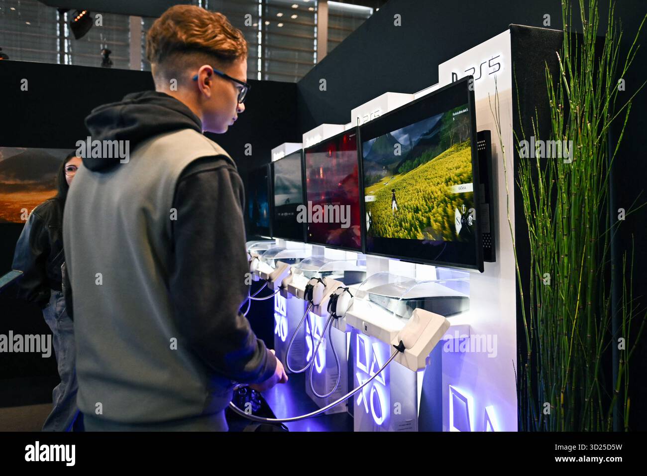 Paris, Frankreich. 30. Oktober 2025. Gaming-Enthusiasten spielen Play Station 5 während der Paris Games Week im Parc des Expositions in Paris am 30. Oktober 2025. Foto: Firas Abdullah/ABACAPRESS.COM Credit: Abaca Press/Alamy Live News Stockfoto