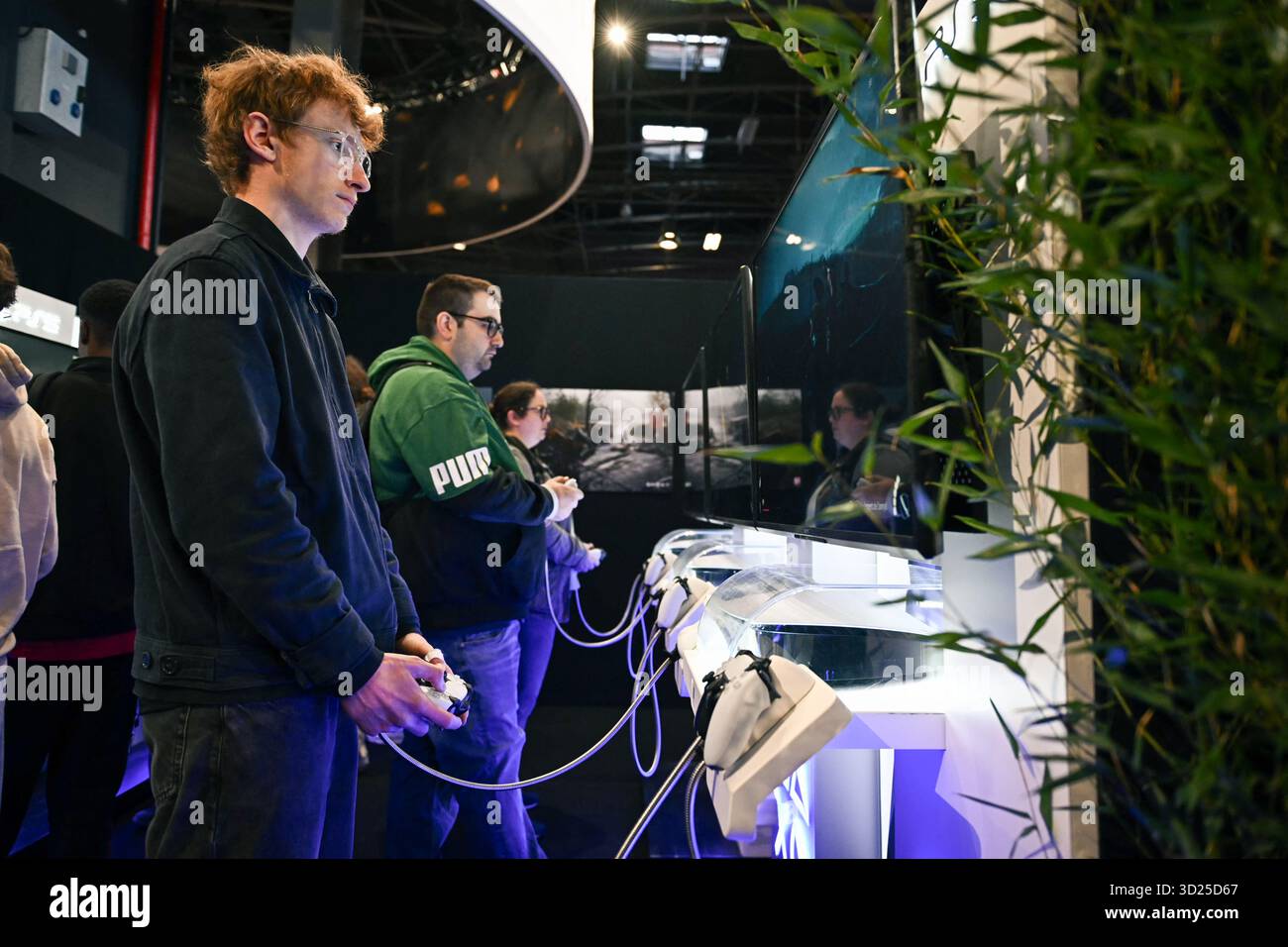 Paris, Frankreich. 30. Oktober 2025. Gaming-Enthusiasten spielen Play Station 5 während der Paris Games Week im Parc des Expositions in Paris am 30. Oktober 2025. Foto: Firas Abdullah/ABACAPRESS.COM Credit: Abaca Press/Alamy Live News Stockfoto