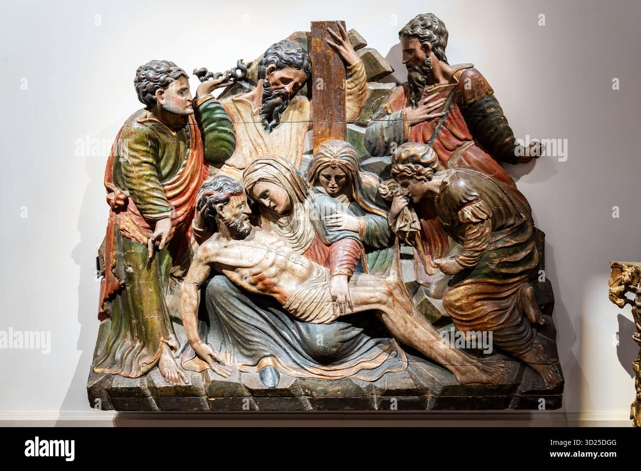 Alte religiöse Skulptur der Jungfrau Maria, die den Leichnam Jesu hält, umgeben von einer Gruppe von Menschen Stockfoto