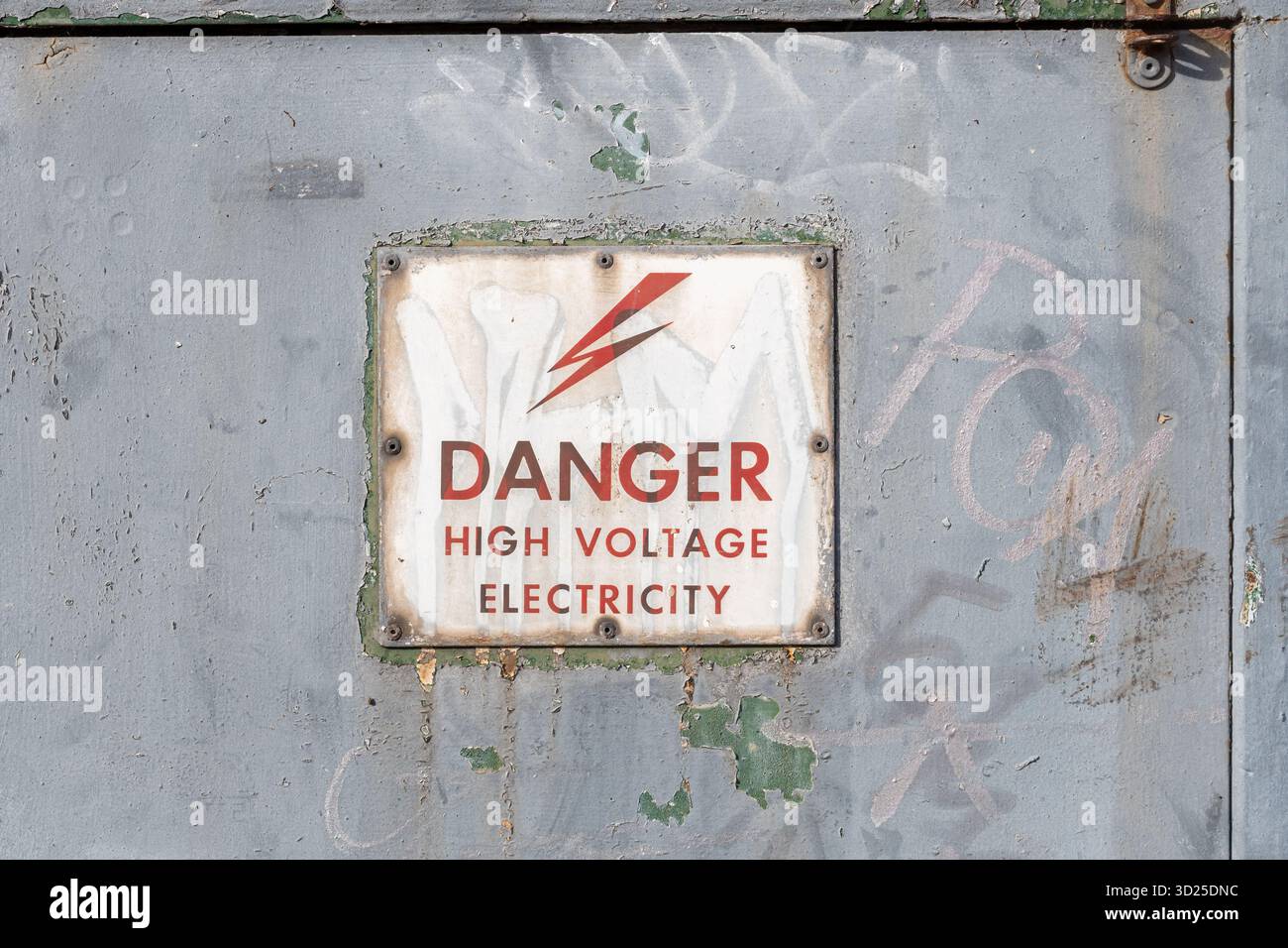 Schild „Gefahr Hochspannung Elektrizität“ auf der Elektrizitätsbox, UK Stockfoto